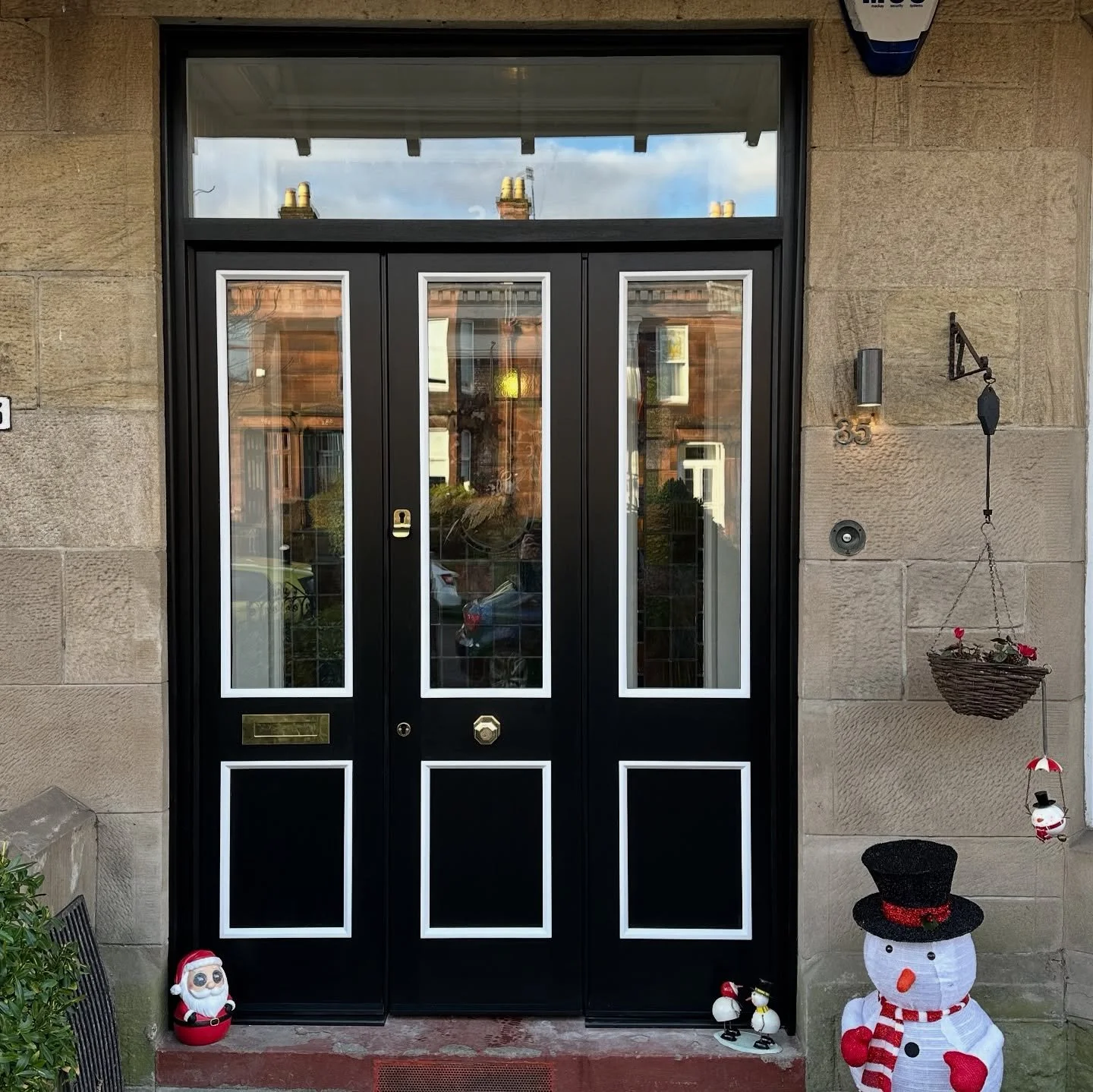 Last doors of the year finished up on Saturday 🎅🏼 

Polished brass ironmongery. 

The first set of the black and white combo, I see this style of door all over Glasgow so it&rsquo;s quite nice to do a set. If you&rsquo;re boring and like all that s