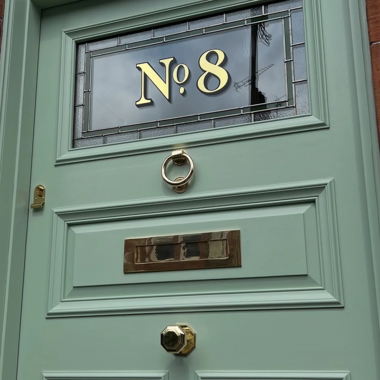 A front door fitted last week that turned out fancy fancy 🤌🏼

Paint colour is &ldquo;Blue Gray&rdquo; by @farrowandball 
Polished brass ironmongery by @jimlawrencemade 
Fitted by Fraser 🙌

#stormdoorsglasgow
