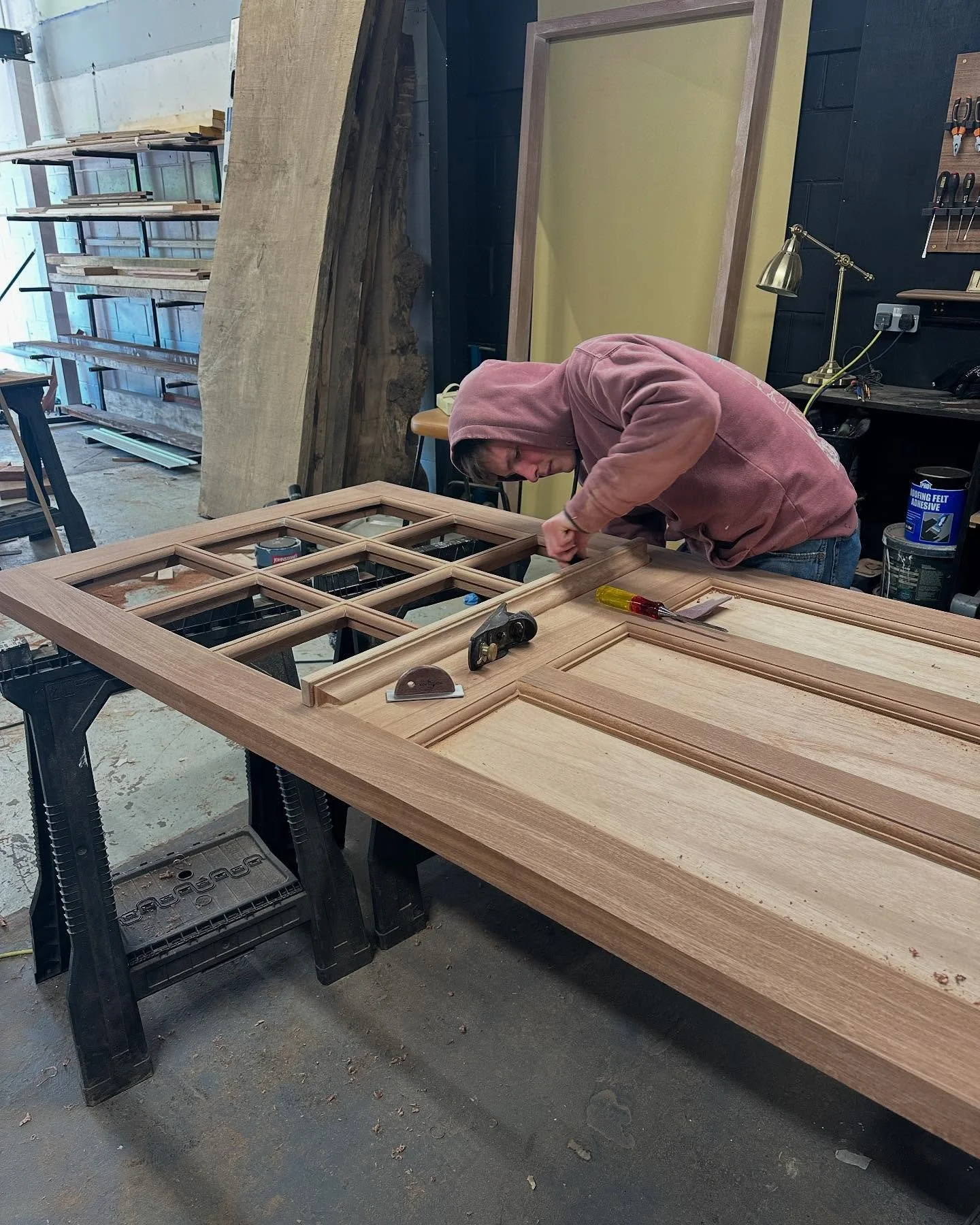 Busy workshop. Loadsa&rsquo; doors 🌝 

The stained glass was done by @__tmac 

We&rsquo;ve got 1 space for a December fitting. Anyone interested just give us a message ✌🏼 

#stormdoorsglasgow