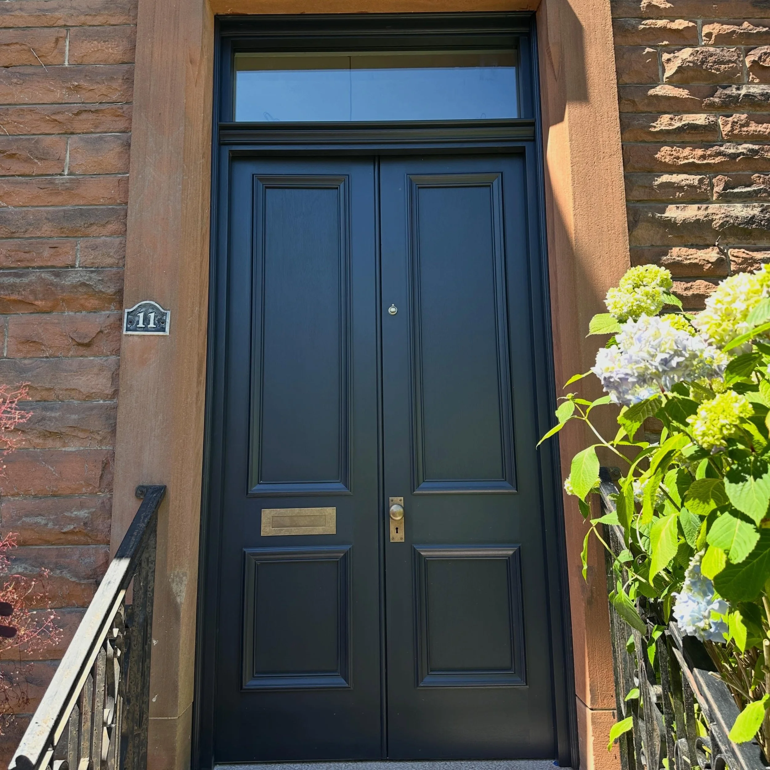 Our most recently fitted set of storm doors and front door. 

We knew these were going to be great when we seen the amazing stained glass by @stephenweir but they have turned out even better 🏴&zwj;☠️

The gorgeous Navy is &lsquo;Keep The Peace&rsquo