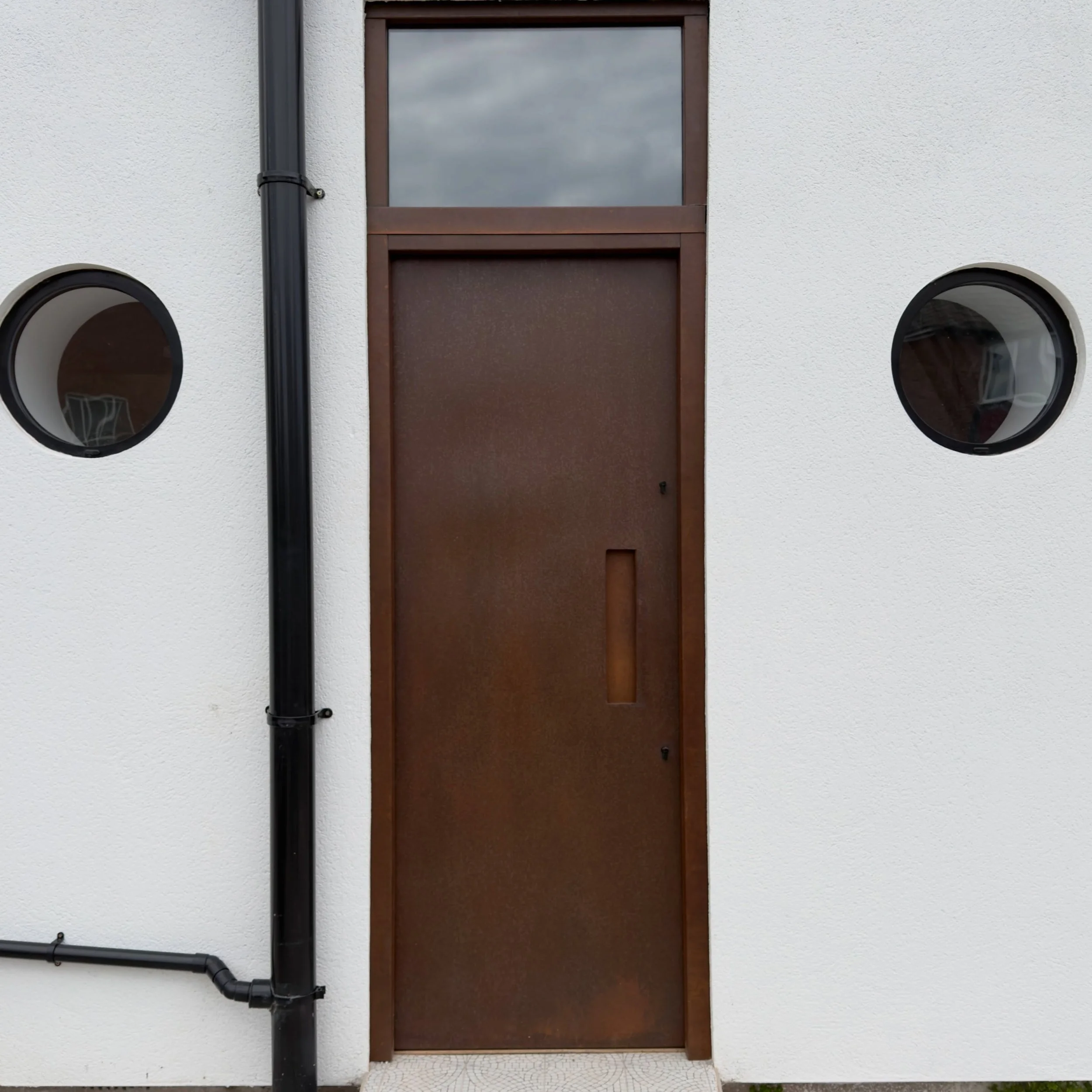 Good morning, 
This is our latest corten steel door that the guys have just fitted in the north of England.
Insulated timber frame wrapped in corten steel. 
This door is just beautiful and we couldn&rsquo;t be happier with how it turned out. 
Slots a