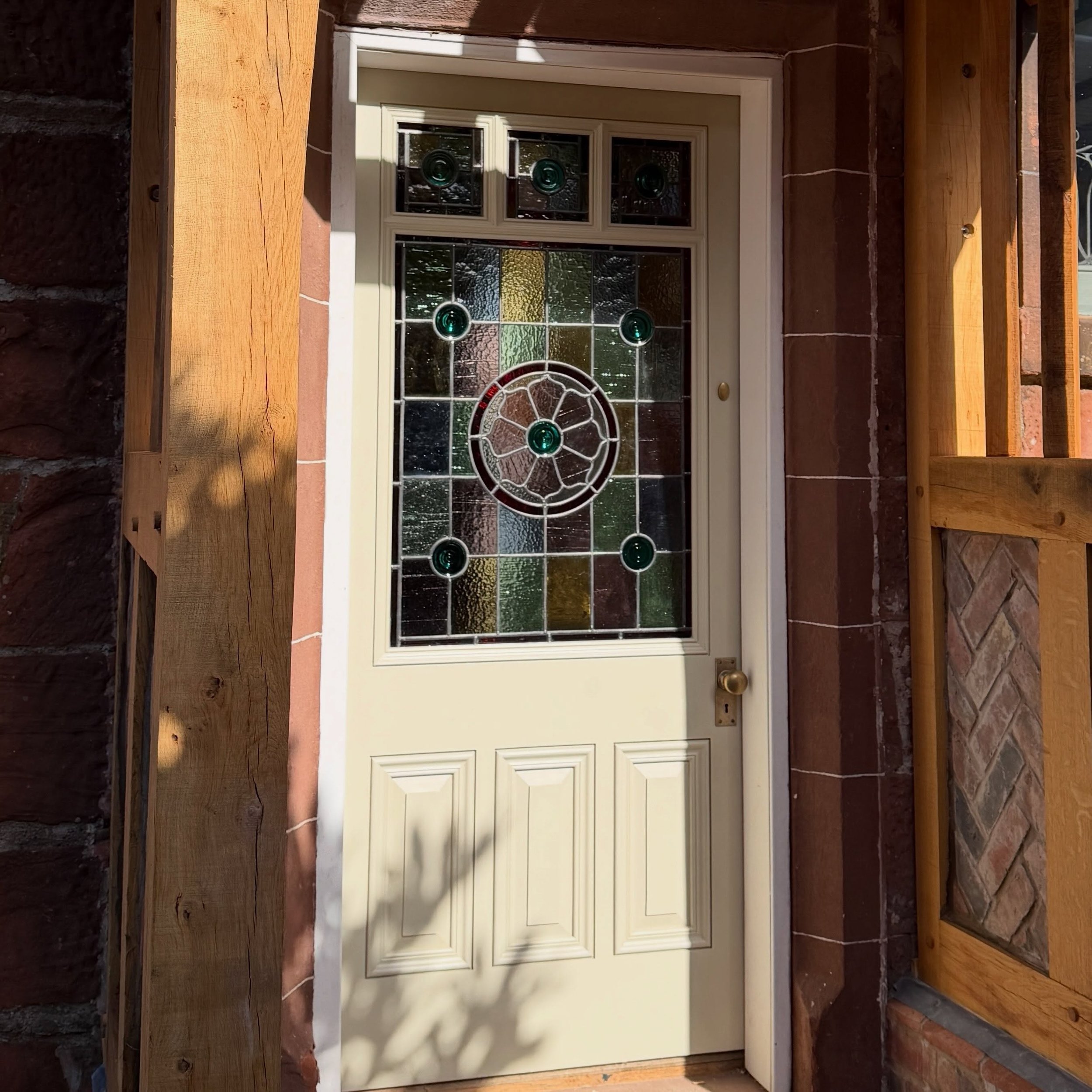 Just wow 🤩 

Finished in &lsquo;Old White&rsquo; by @farrowandball , hardware in antique brass by @corstonarchitecturaldetail and as always the amazing stained glass by @__tmac 

Swipe for before pic 

DM us to book your slot today 

#stormdoorsglas