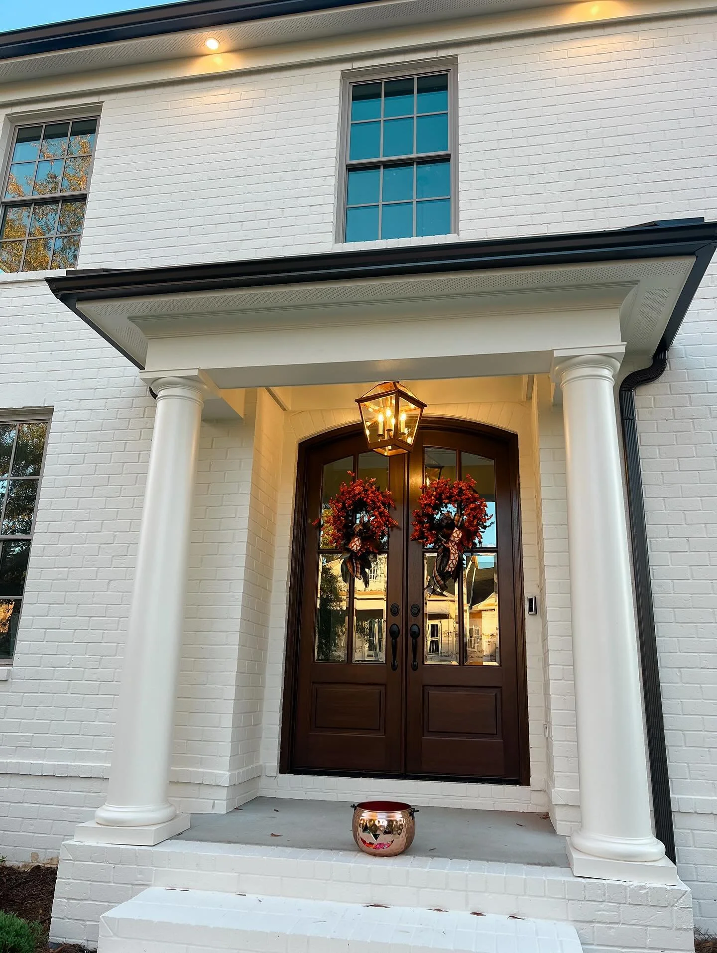 No spooky porch this year, but what a treat to be all moved in!!!! Happy Halloween 👻🎃🍬🕷️