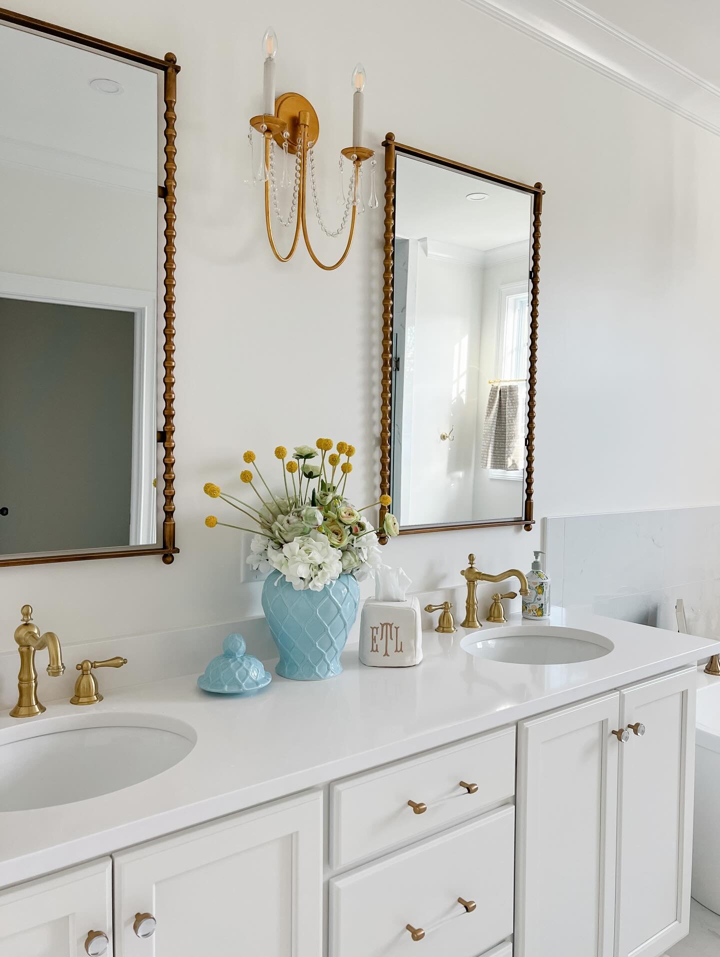 Slowllyyy but surely coming together around here decor-wise🫶🏻 it&rsquo;s no secret I want lots and lots of colors everywhere, but our master bath was one place I wanted to be white &amp; bright! It gives it such a clean feel and it&rsquo;s perfect 