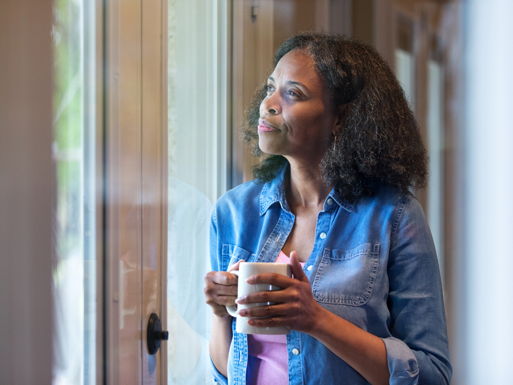 Woman speaking with a therapist about anxiety and her emotional relationship with money