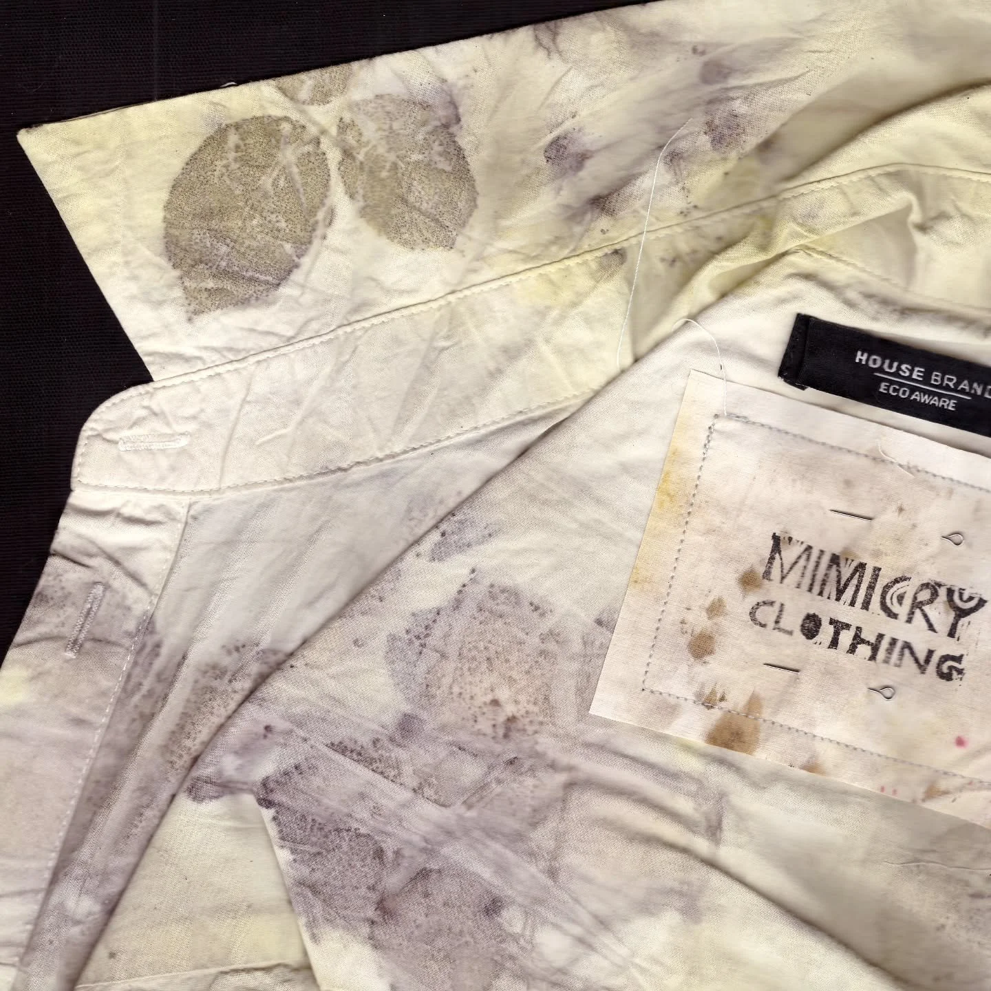 I always saw the tags to the shirts in bundles 😊. It is so much fun, first to print the tags, then pick and pin them,and then saw them to the shirts. Still, the moment when each shirt is done is when I iron it in the end.
#mimicryclothing