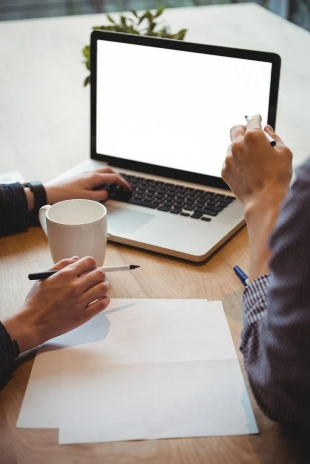 Ejecutivos de negocios discutiendo sobre laptop _ Foto Gratis.jpeg