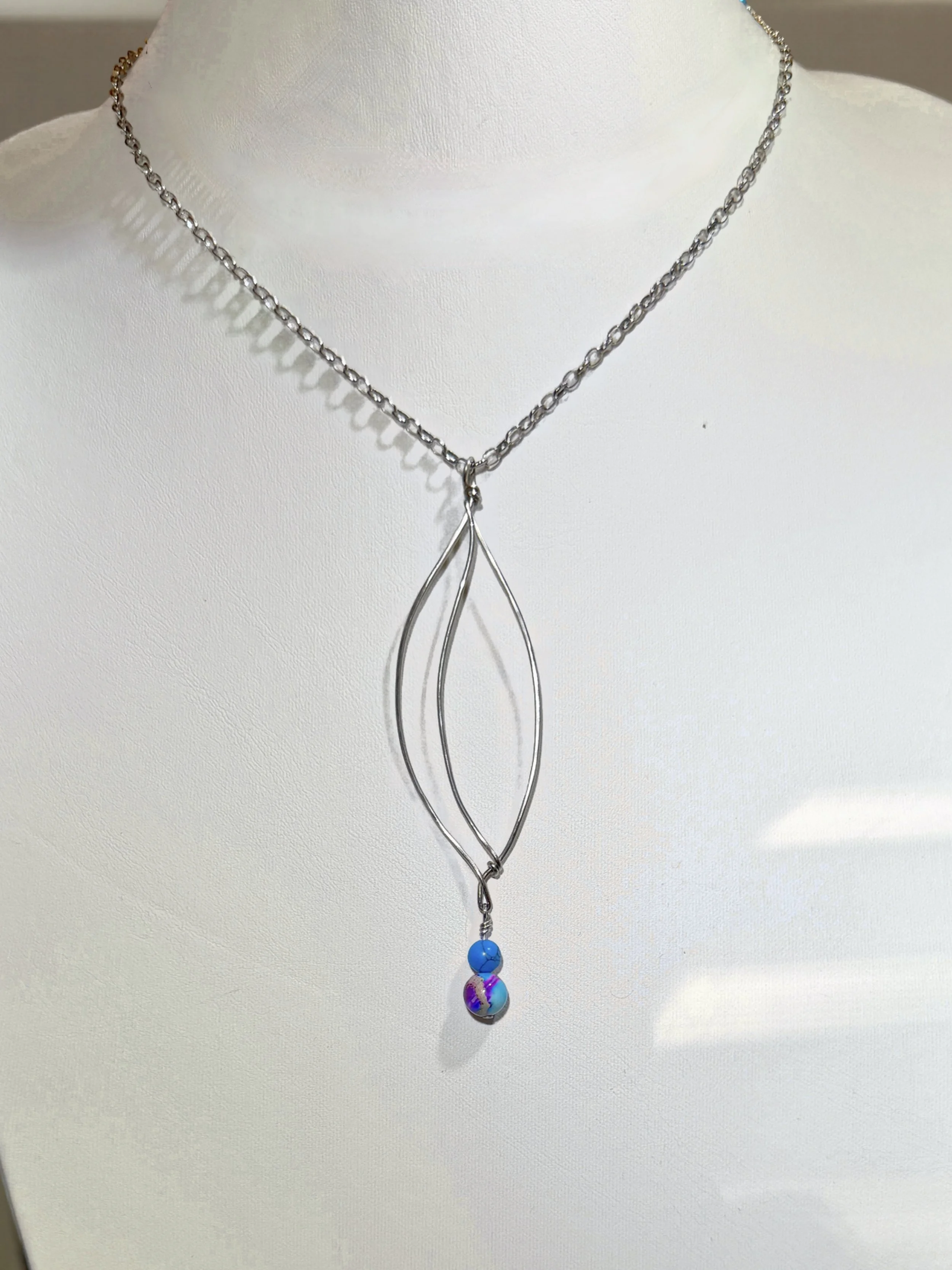 Sculpted Leaf Pendant Necklace