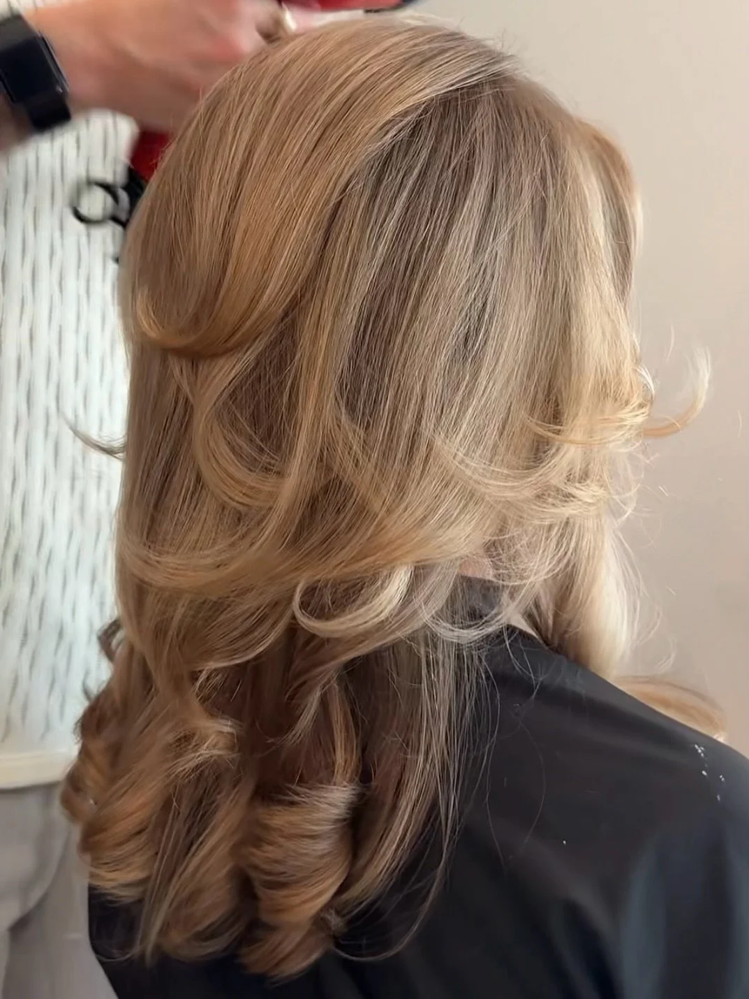 A beautiful bouncy blowout is only a call away ✨🪩

#blowout #curlyhair #nashvillehair #hairstylist #hairsalons