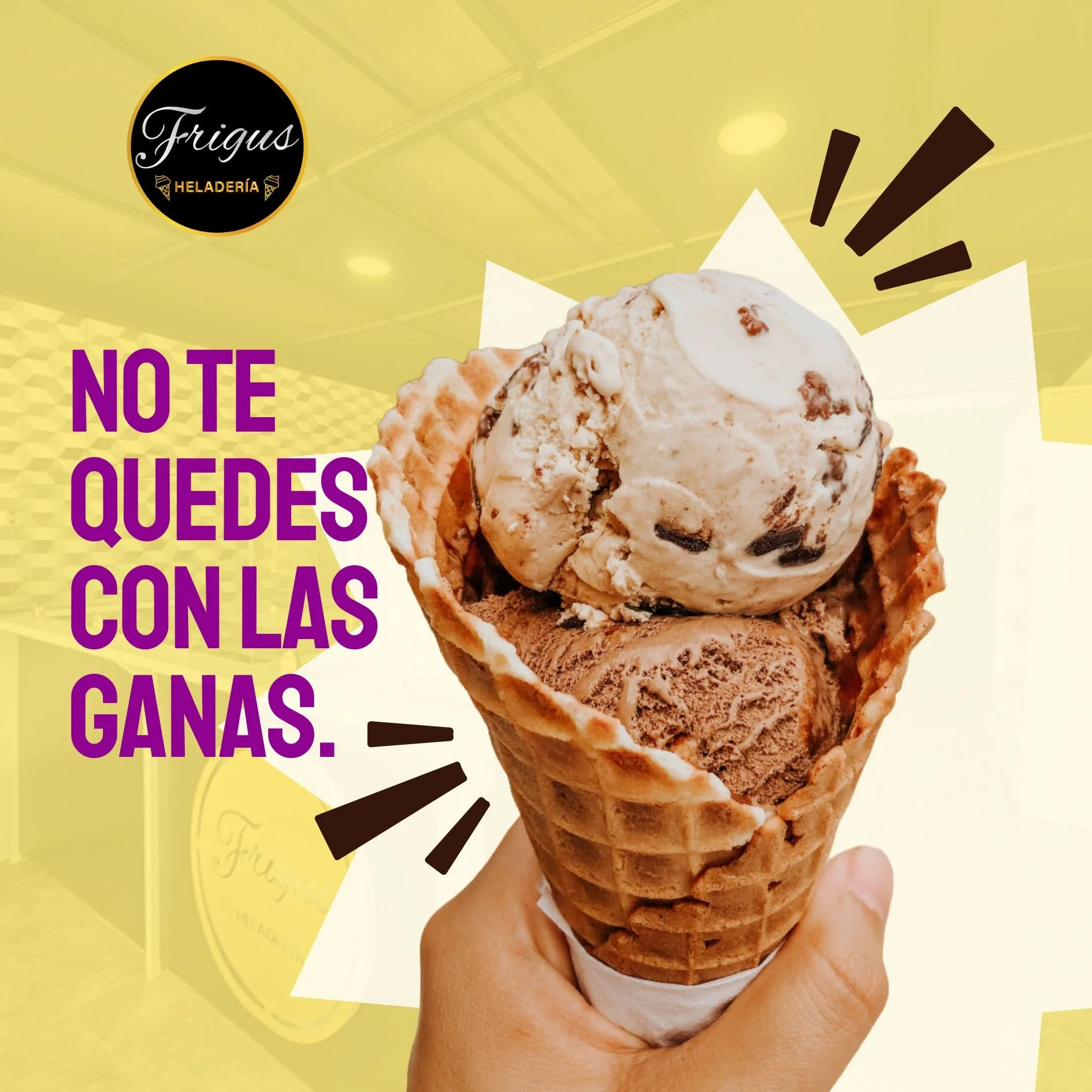Un cono de helado con dos bolas, una de sabor vainilla con chispas y otra de chocolate, con el fondo de un establecimiento llamado Frigus Heladería y un mensaje que dice 'No te quedes con las ganas' en color morado.
