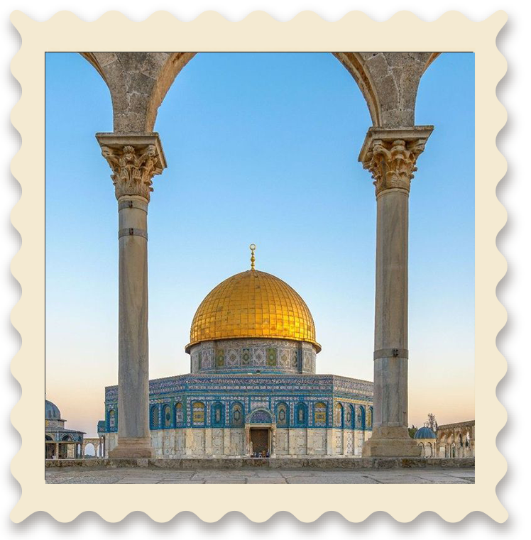 Vista del Domo de la Roca en Jerusalén, con columnas decorativas en primer plano y cielo diurno.