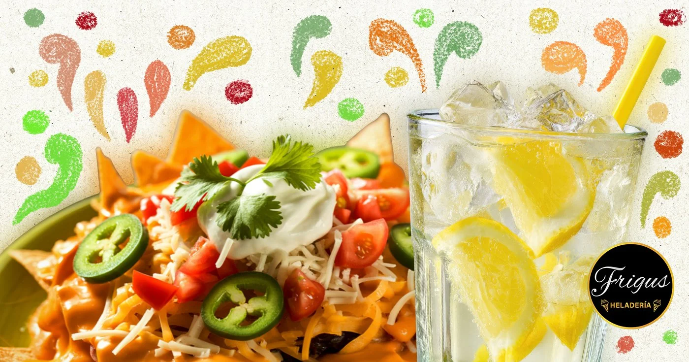 Una ensalada de pasta con jitomates cherry, cilantro, queso rallado y jalapeños, acompañada de un vaso con hielo, limón y una tapa negra con la palabra 'Frigus Heladería'