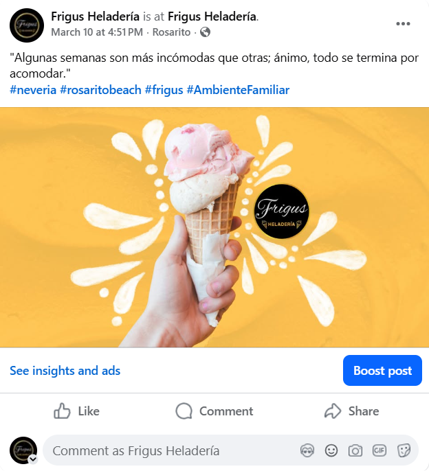 Una mano sostiene un helado de dos bolas, una rosa y otra blanca, en un cucurucho, con fondo amarillo y efectos de salpicaduras blancas y negro con el logotipo de Frigus Heladería.
