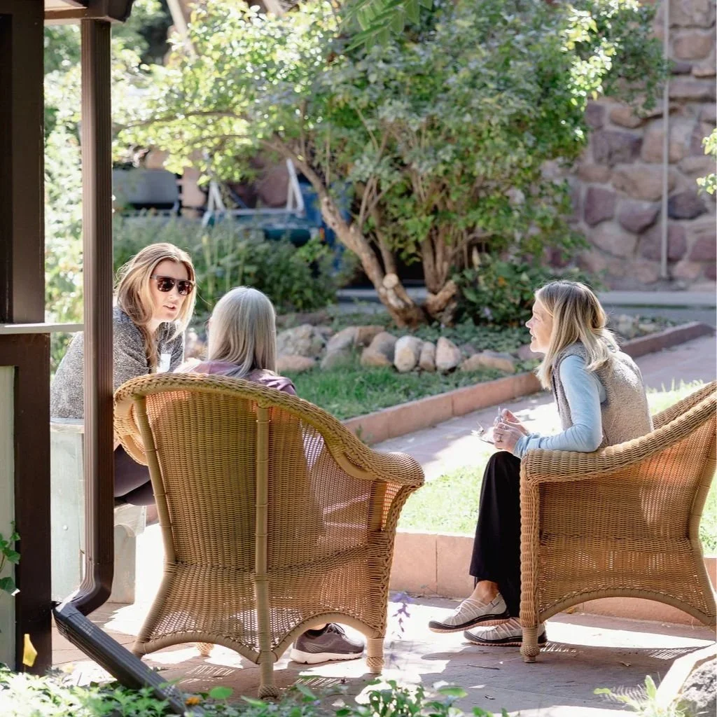 three+women+talking+outside+28.jpg