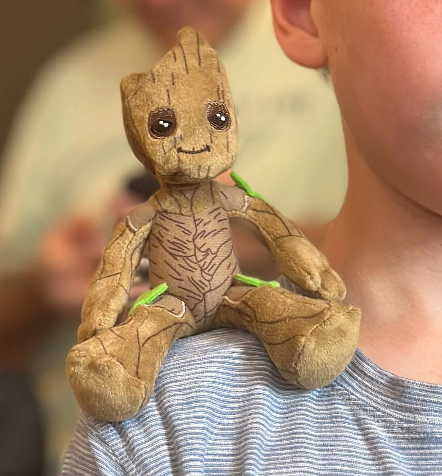 How cute is this magnetic shoulder plushie?! Dawson picked baby Groot, which was perfect for our day at Hollywood Studios in Disney World. The Remy one was absolutely adorable too - maybe next time we&rsquo;ll rock one on each shoulder!

#groot #shou