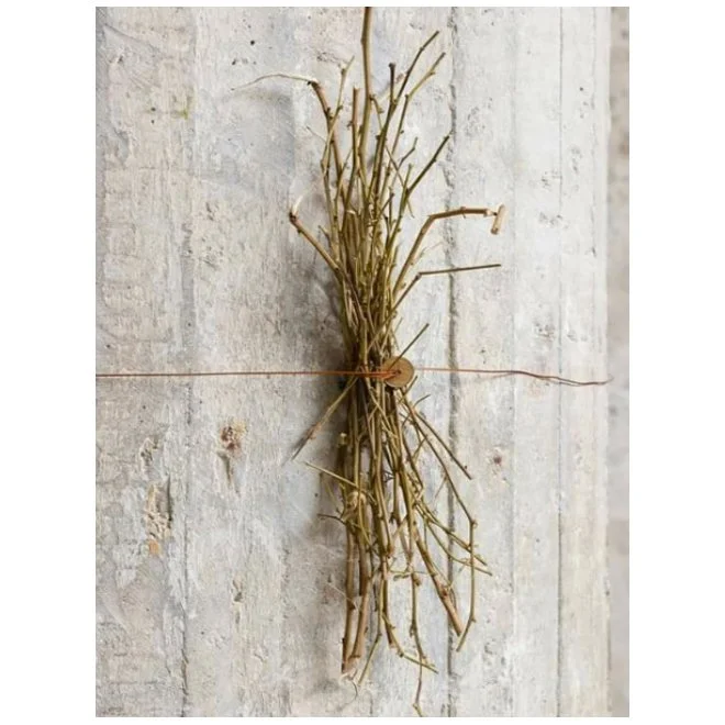 Lourival Cuquinha |
Despachinho, 2021
Galhos psicotrópicos, cobre e moeda de
10 centavos, 47 x 15 cm
R$ 3.555,00