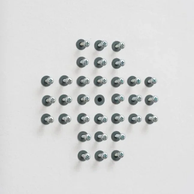 Ana Dias Batista |
Resta Um, 2015.
Buchas e parafusos.
16 x 16 x 2 cm, ed 10.
R$ 9.954,00