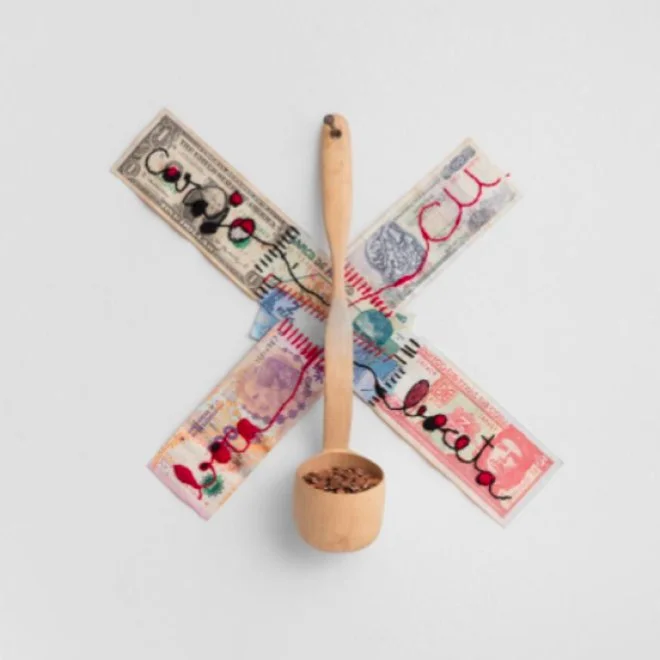 Lourival Cuquinha |
O X da questão, 2021
Bordado, linha de algodão, cédulas, colher
de madeira e moedas
35 x 35 x 10 cm
R$ 14.220,00