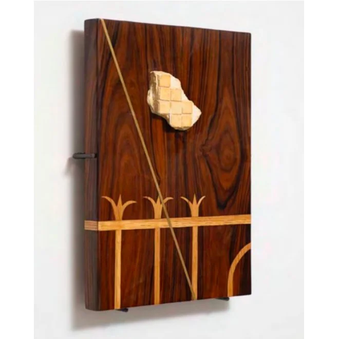 Erica Ferrari |
Objeto, 2023.
Madeira, folha entulho, latão e ferro, 45 x 35 cm.
R$ 9.243,00