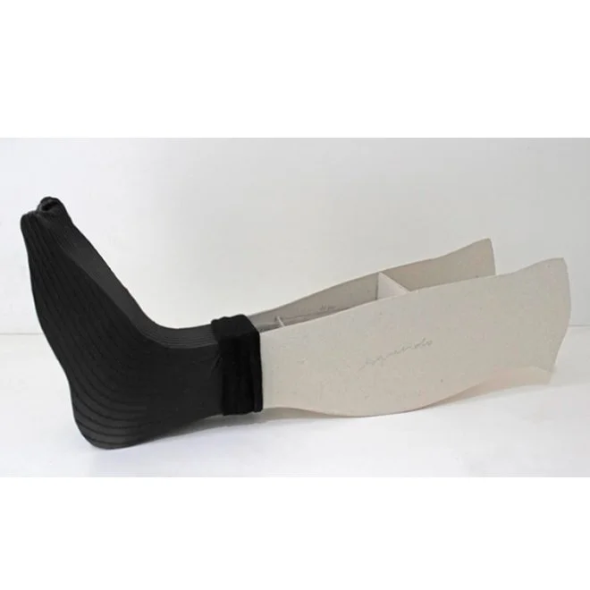 Débora Bolzsoni |
Pé de meia, 2020.
Objeto, papelão e meia, 24 x 56,5 x 14 cm, ed 5.
R$ 7.110,00