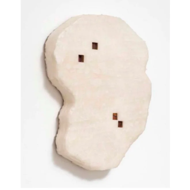 Erica Ferrari |
Objeto, 2025.
Madeira, folha e parafina, 45 x 35 cm.
R$ 9.243,00