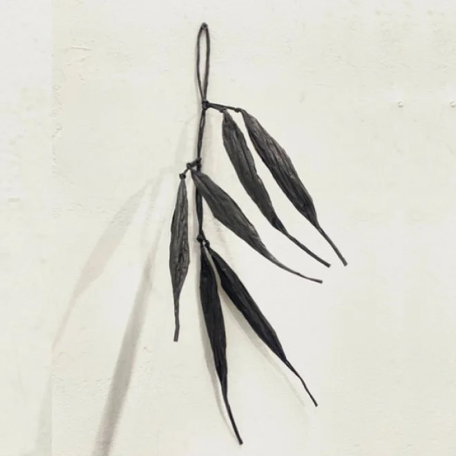 Alexandre Brandão |
Sem título (da série Aerófita) II, 2025.
Fio de papel torcido e parafuso.
47 x 15 x 15 cm.
R$ 2.844,00