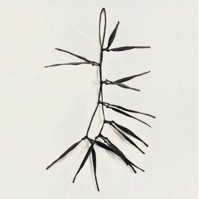 Alexandre Brandão |
Sem título (da série Aerófita) I, 2025.
Fio de papel torcido e parafuso.
45 x 28 x 15 cm.
R$ 2.844,00