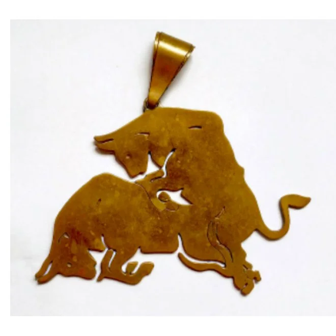 Fabiana Faleiros |
OstenStation I, 2014.
Corte a laser, latão, logomarca da RedBul
em posição sexual, 8 x 6 cm.
R$ 2.844,00