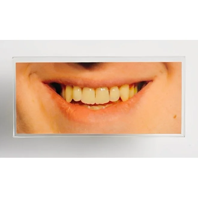 Kauê Garcia |
Série KKK (Mark Zuckenberg), 2025.
Fotografia, ferro, mola e acrílico.
17 x 7 x 5,5 cm.
R$ 4.977,00