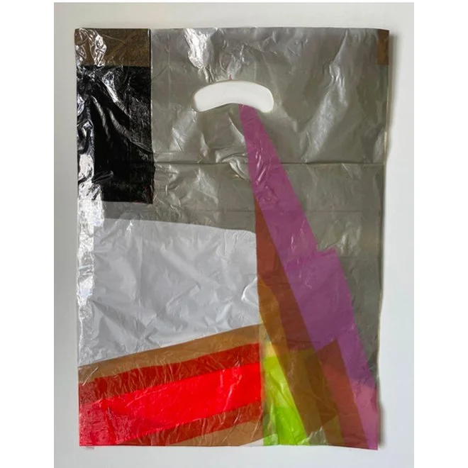 Maíra Dietrich |
Sacolinha - Raio Invertido, 2026.
Colagem (Filme plástico e fita plástica).
48,5 x 35,5 cm.
R$ 2.701,80