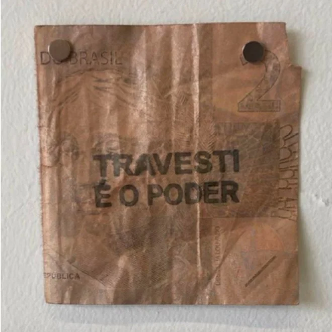 Ana Matheus Abbade |
Travesti é O Poder III, série Pronome, 2016 - 2024. Carimbo sobre cédula brasileira de dois reais rasgada e maquiagem. 6.5 x 6.5 cm, ed 15 + 2 PA.
R$ 3.021,75