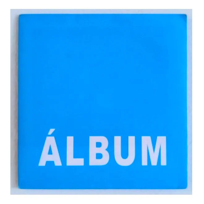 CL Salvaro |
Album, 2007.
Serigrafia sobre papel couché, embalagem
*pacote de figurinhas com 3 serigrafias aleatórias de
personagens relacionados às artes visuais em Curitiba.
12 x 10 cm, gravuras 10,5 x 9 cm.
R$ 71,10