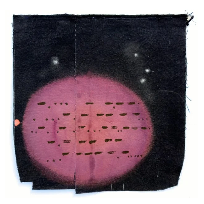 Leka Mendes |
Linha cruzada, 2026.
Alvejante, pigmento e acrílica sobre colagem de lonas.
coletadas, 46 x 44 cm.
R$ 11.376,00