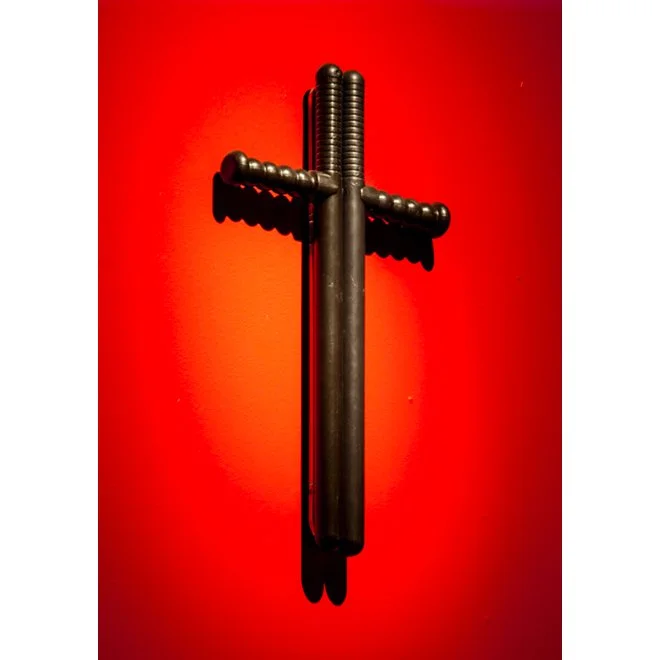 Bijari |
Poderes, 2012.
Duas tonfas justapostas, 58 x 32 cm.
R$ 7.110,00