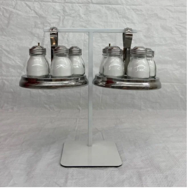 João Livra |
Têmis, 2026, Galheteiros de vidro e inox, pó de
mármore e suporte de aço 30 x 35 x 25 cm.
R$ 5.688,00