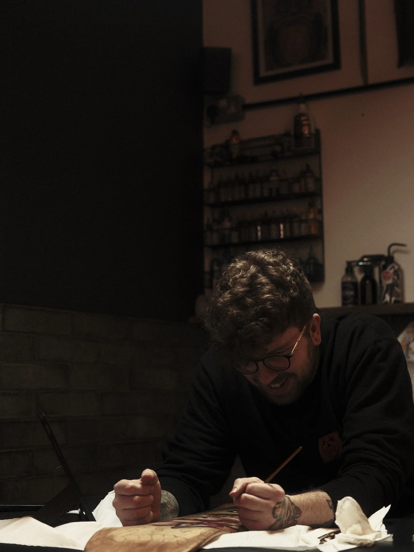 Captured a very busy artist doing very artistyish things yesterday 👀

Swipe to see what @olliekeabletattoos is working on for &lsquo;Decked 2&rsquo; by @nobodysbusinesstattoo x @theymadethistagram &hellip; 

We&rsquo;d be lying if we said we want th