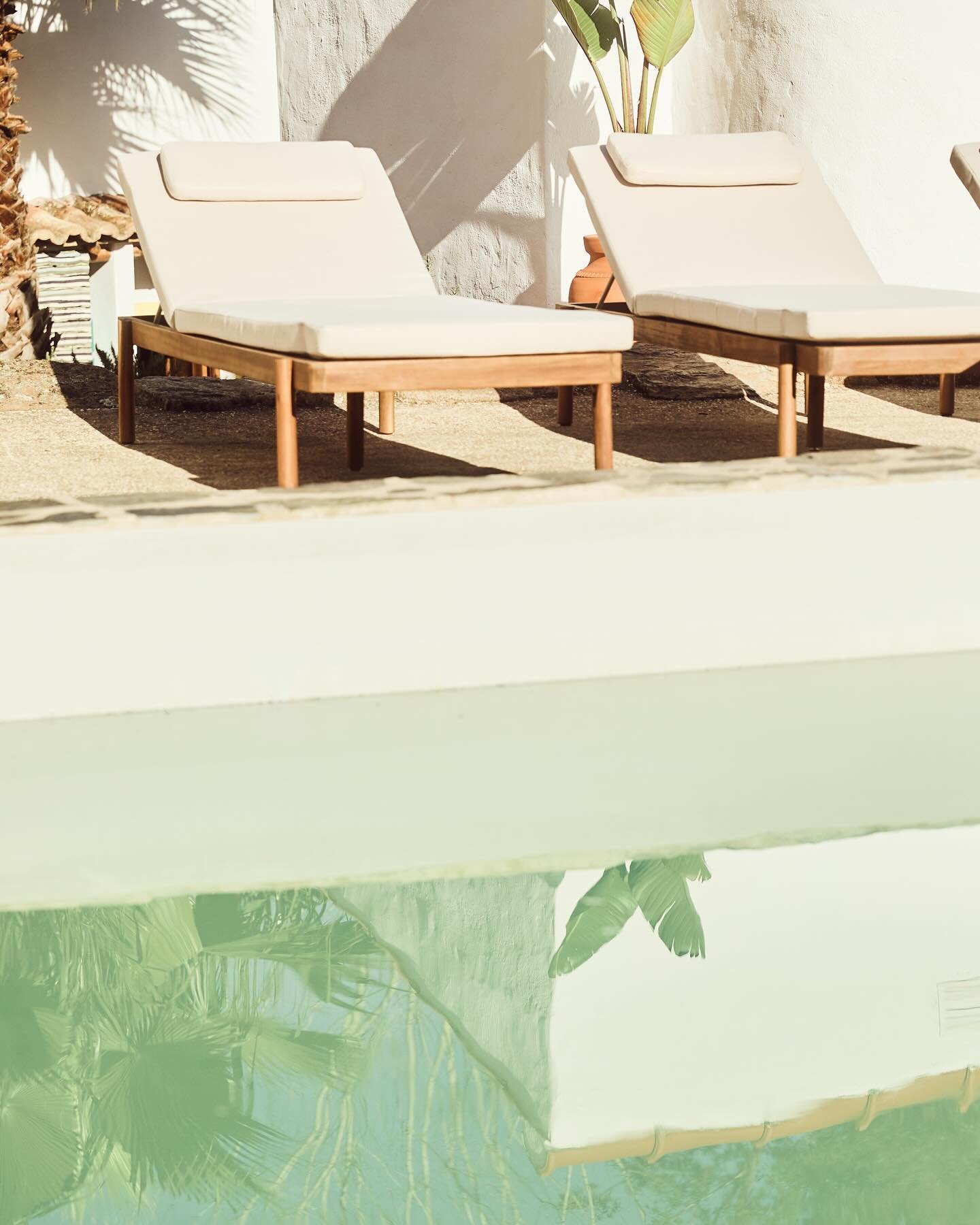Real luxury isn&rsquo;t about excess - it&rsquo;s about intention. 

At Casa de Cura, we believe that living simply doesn&rsquo;t mean sacrificing life&rsquo;s earthly pleasures. 

We are completely off-grid - powered by the sun, nourished by the lan