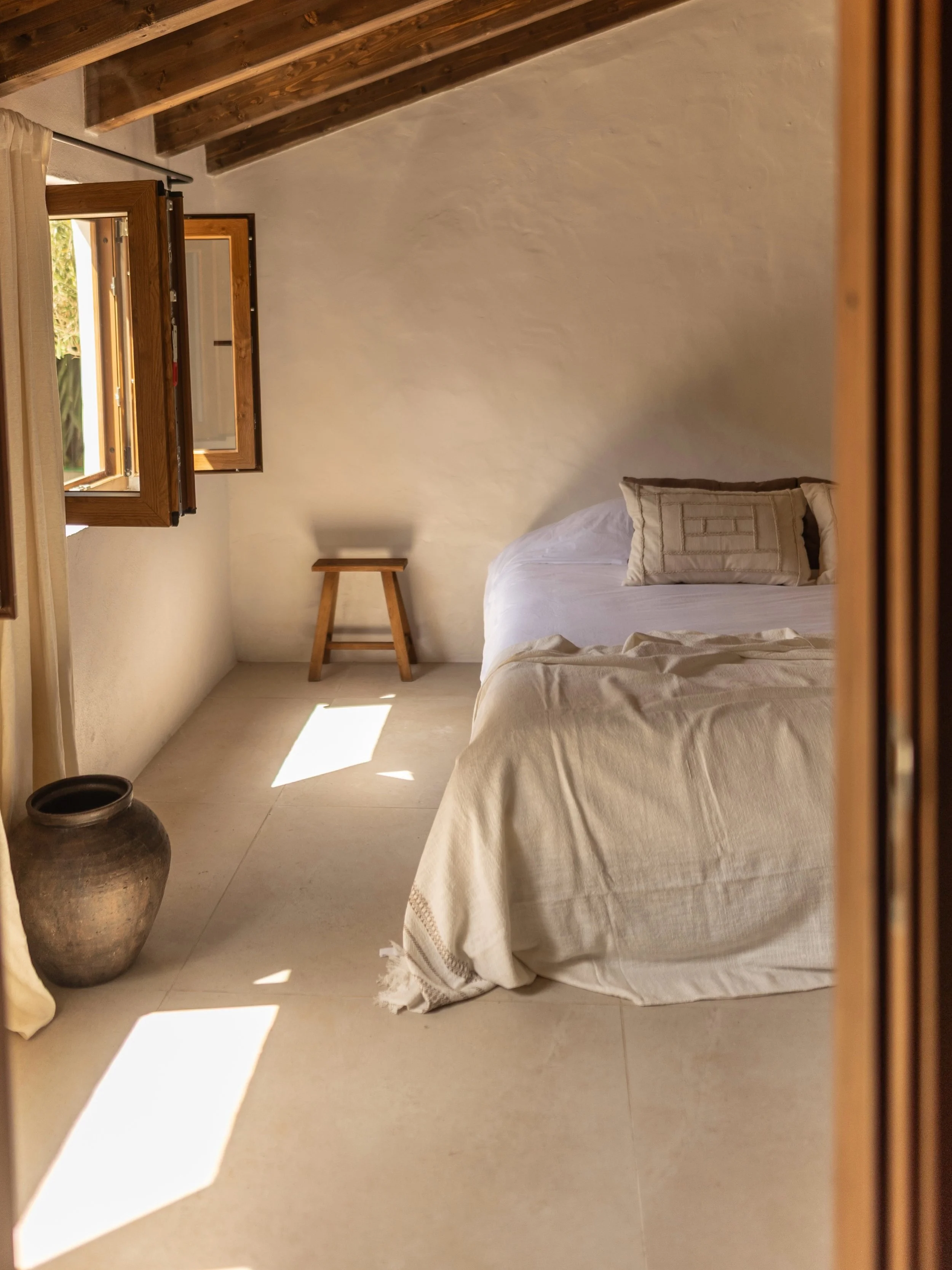 Slow and soft mornings waking up here&hellip; 

At Casa de Cura, you will gently wake up with the golden sunlight as it rises over the mountain peaks and kisses your bare skin. As the warm and sweet mountain air infused with eucalyptus and jasmine bl