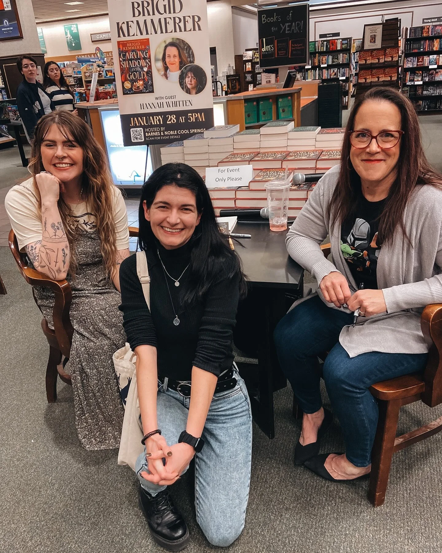 ✨ Had a magical time at @bncoolsprings for the CARVING SHADOWS INTO GOLD tour event!! There were many writers in the audience, and @brigidkemmerer &amp; @hwhittenwrites shared so many great tips! The biggest takeaways: &ldquo;Social media is just noi