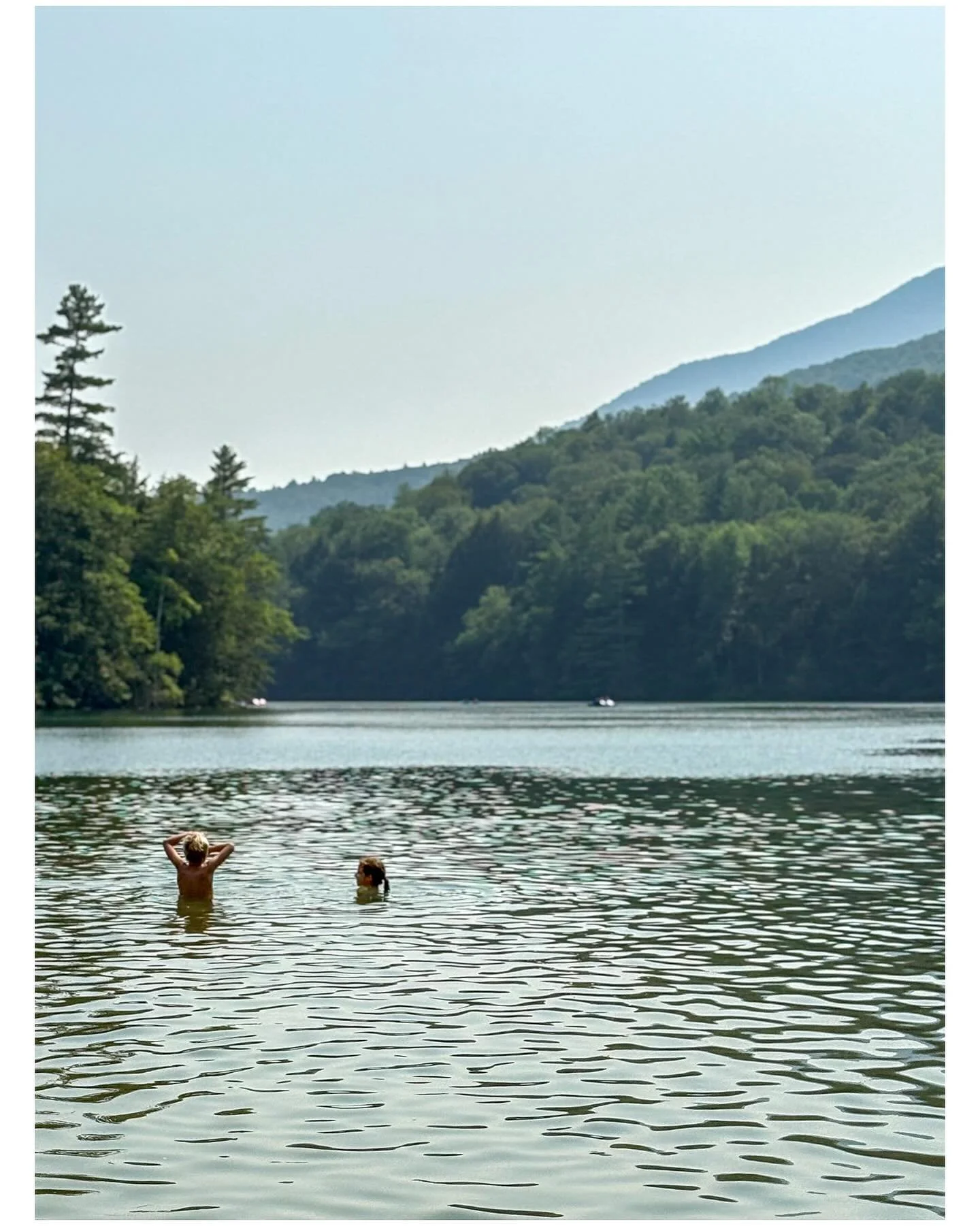 My dear friend Jaclyn spent last weekend at Mountain View Escape and put together the perfect itinerary for a family getaway to southern Vermont! 

1. swimming at emerald lake
2. a hike and a dip at pikes falls
3/4. burgers and milkshakes @eatathoney