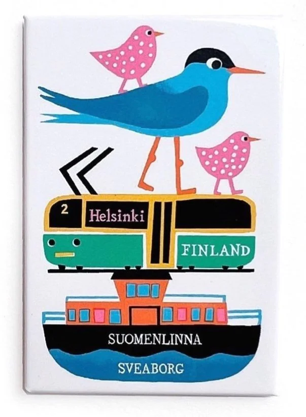 Lokki poikasineen, raitiovaunu ja Suomenlinnan lautta