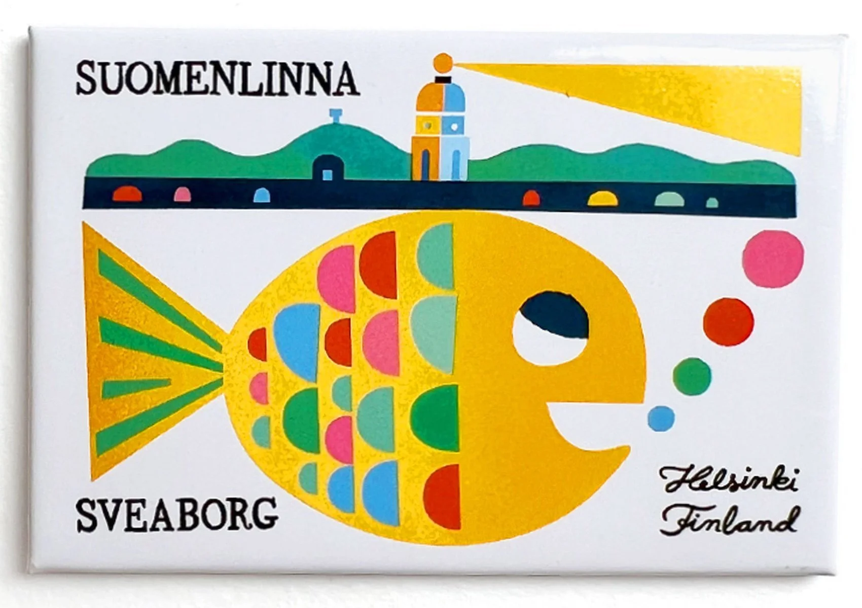 Illustrated firdge magnet, a fish and the island of Suomenlinna. Text Suomenlinna Sveaborg Helsinki Finland