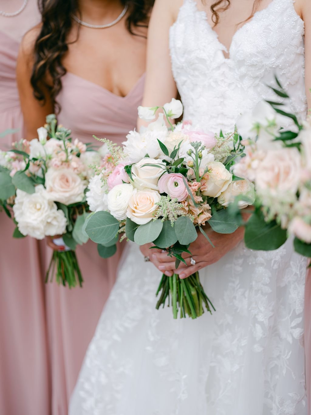 Blush white bridesmaid bouquets.jpeg