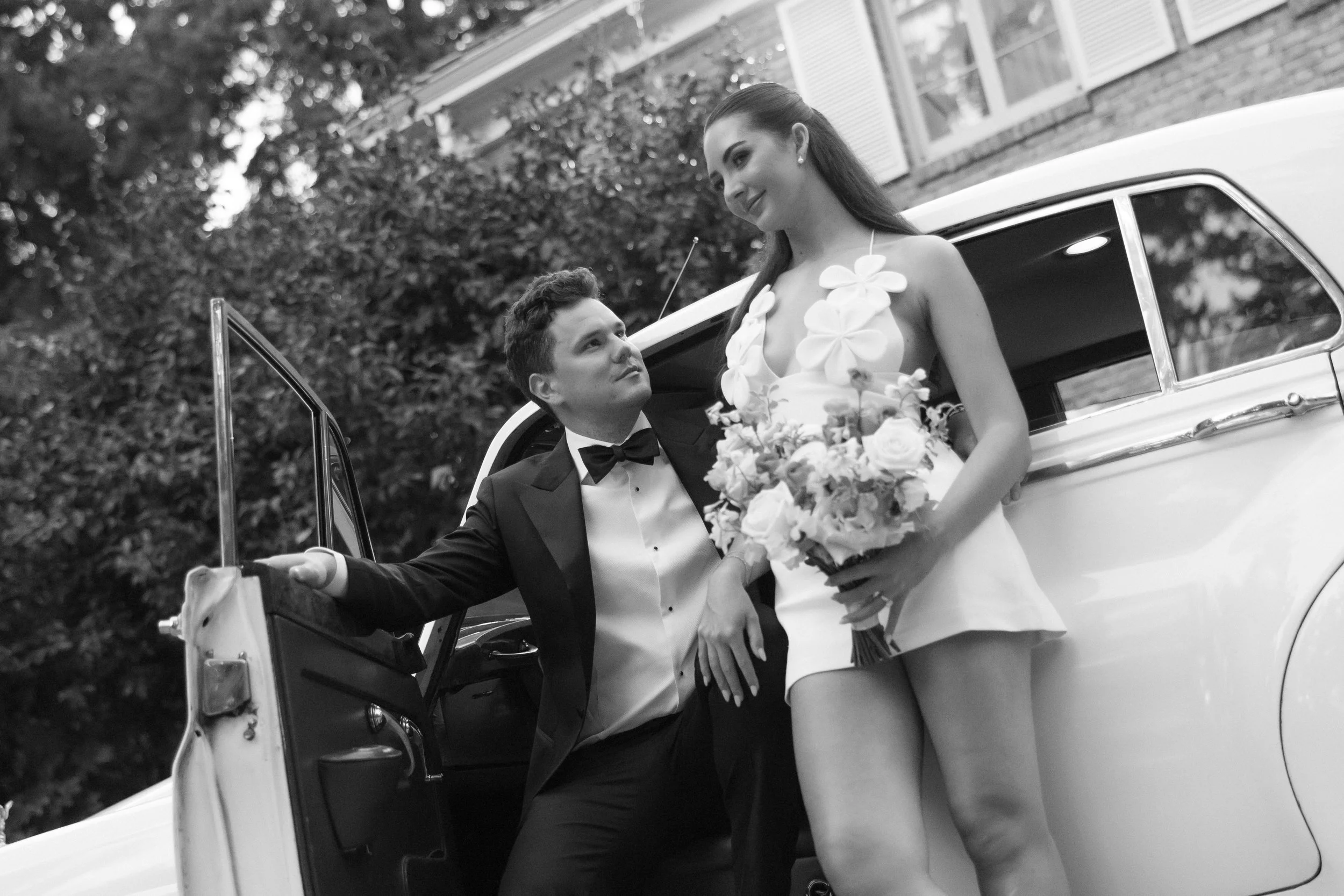 romantic newlywed portraits in washington gardens