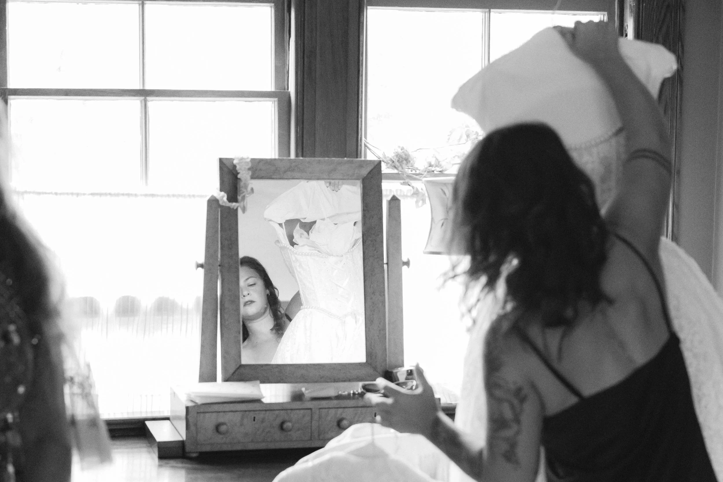 maid of honor getting ready at luxury hamptons wedding venue