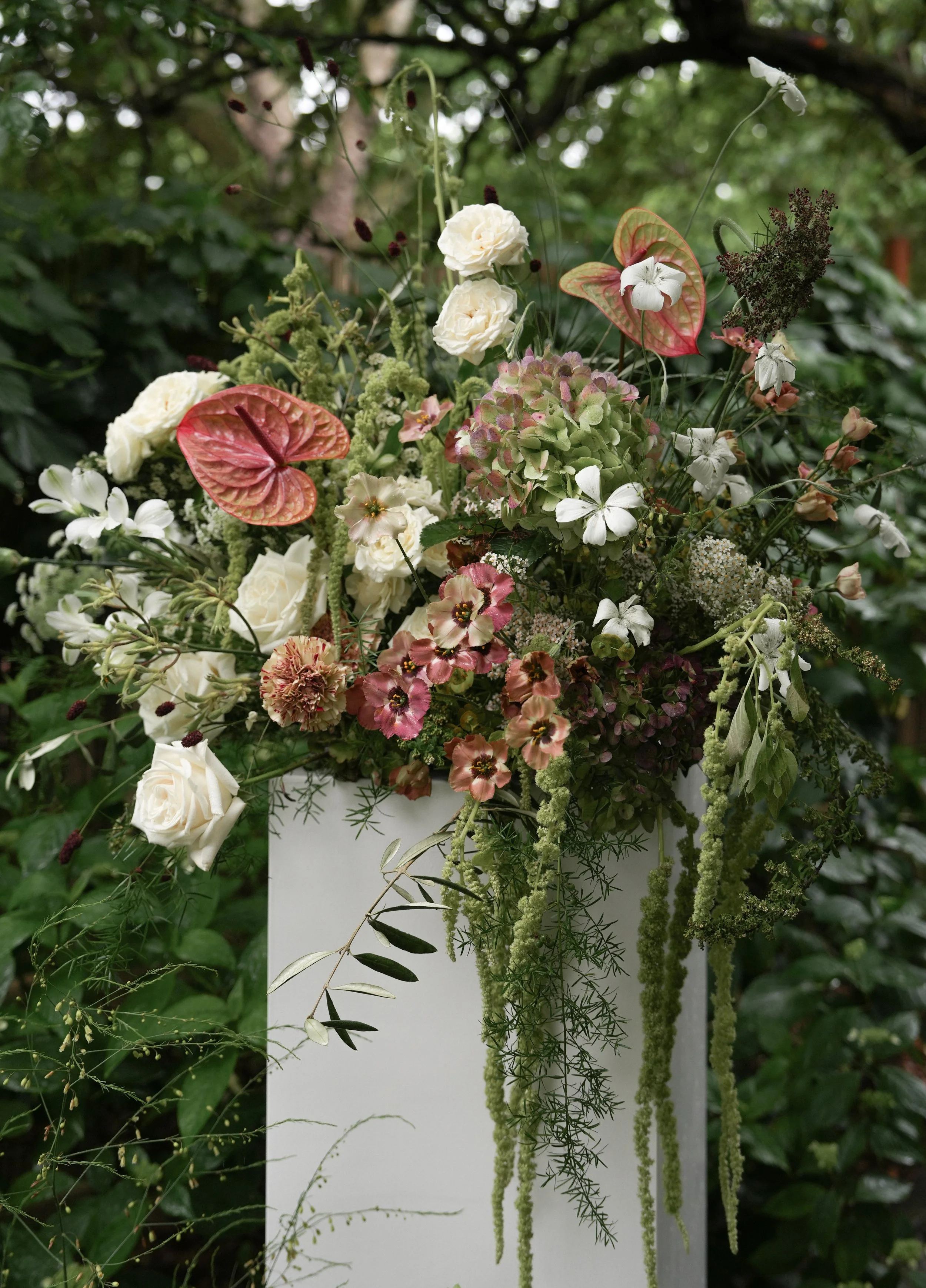 modern wedding florals at a luxury seattle wedding venue