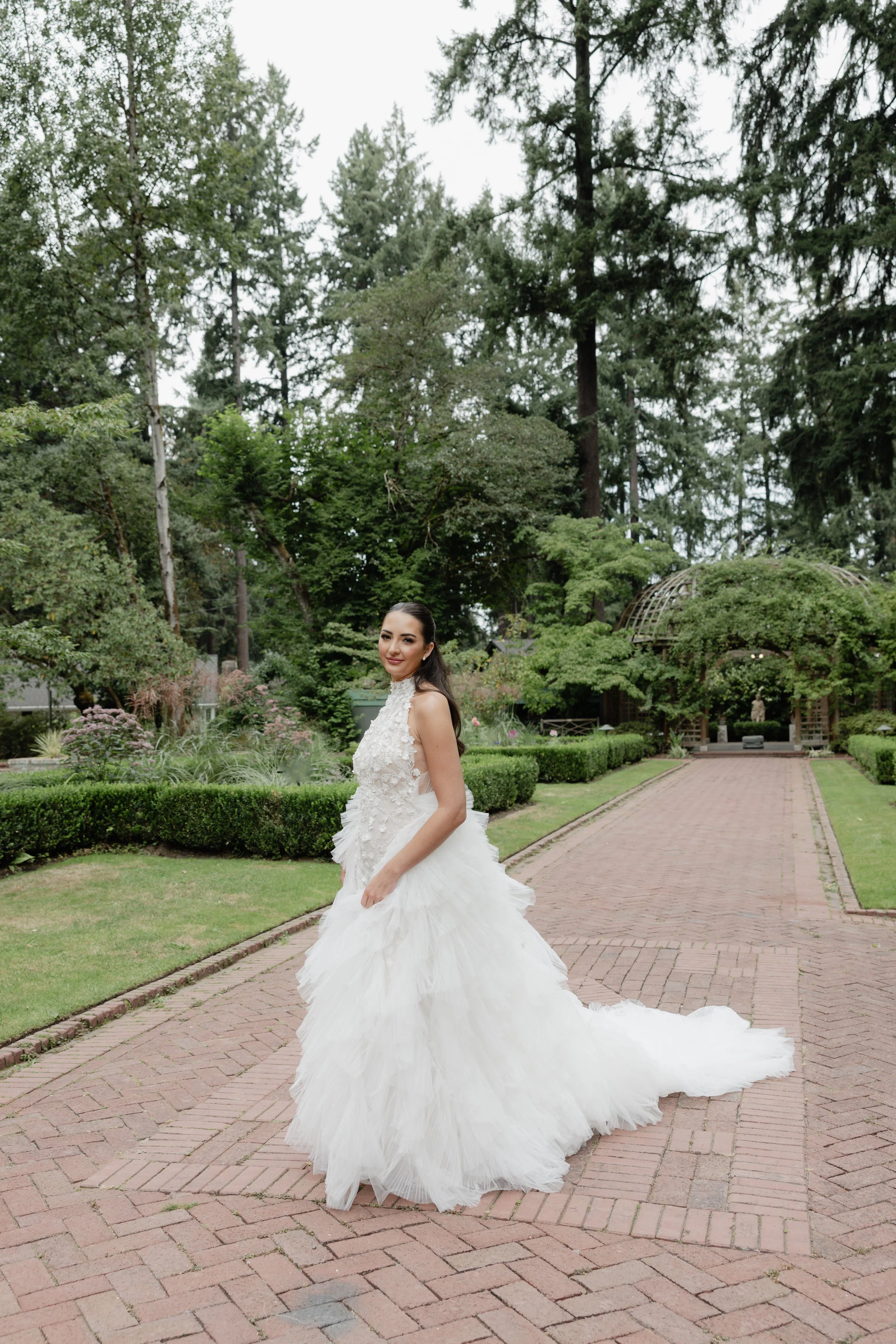 sophisticated bridal portraits at lakewold gardens