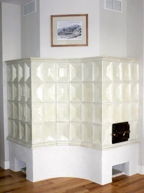 Curved-white-Kachelofen-tile-stove-in-Idaho.jpg