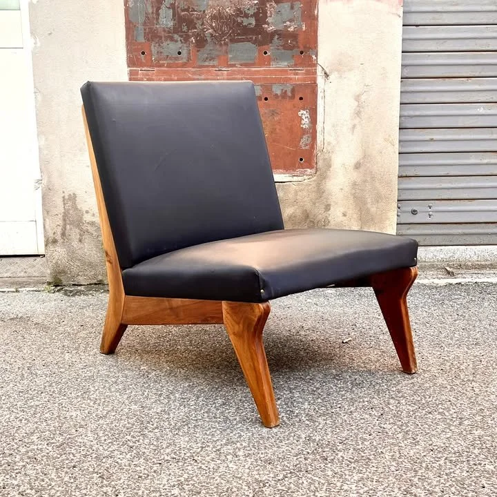 Grande poltrona bassa in legno e pelle in stile Jens Risom, anni '50 – foto 1