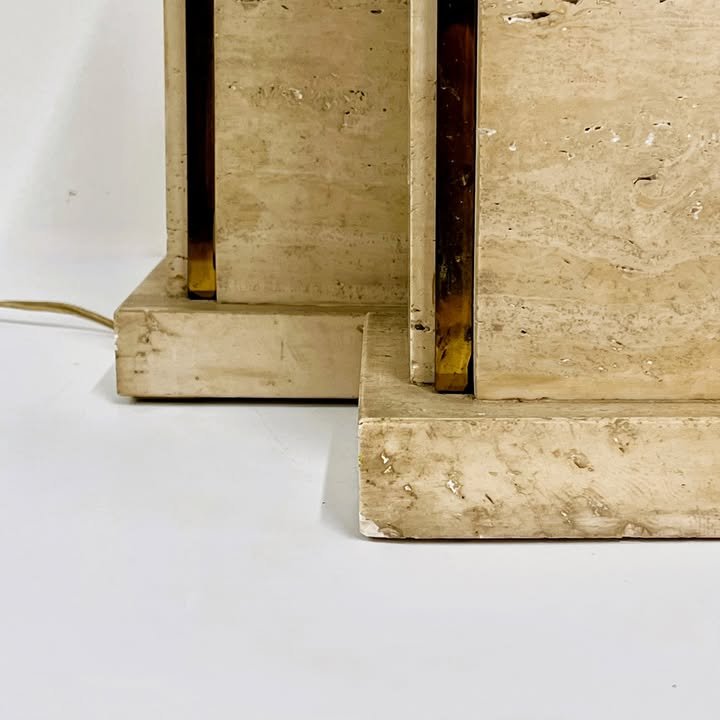 Coppia di lampade da tavolo geometriche in travertino e ottone, anni '70 – foto 3